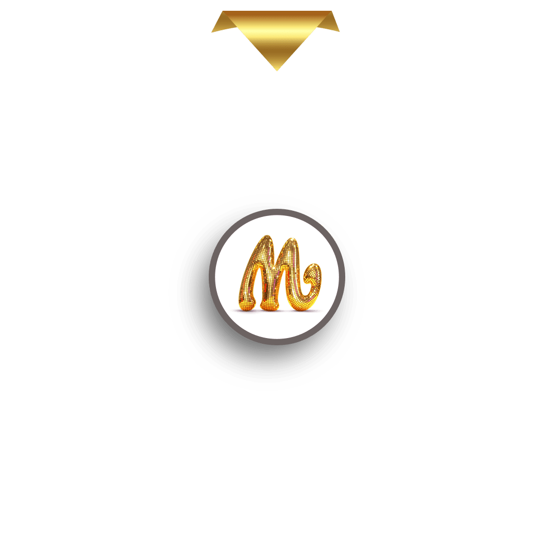 En guldpekare i form av en nedåtriktad triangel är placerad ovanför en cirkelformad markör med en stiliserad, glittrande guldbokstav "M" i mitten. Markören kastar en skugga och är utformad för att ligga i linje med det övre segmentet på ett prishjul (visas inte på denna bild).